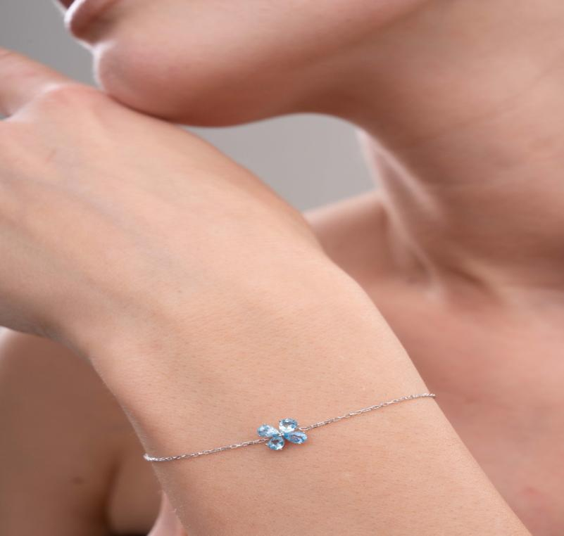 14K Gold Bracelet with Natural Aquamarine Flower Motif